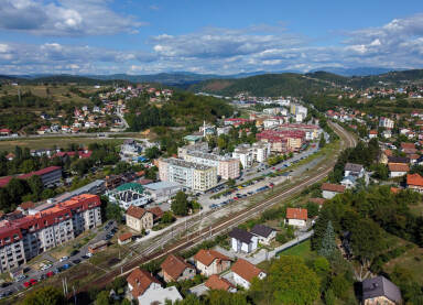Hadžići, snimak dronom. Hadžići, Bosna i Hercegovina. Zgrade, kuće i ulice, snimak dronom. Panorama.