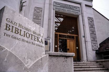 Zgrada Gazi Husrev-begove biblioteke u Sarajevu. Natpis na ulazu u Gazi Husrev-begovu biblioteku.