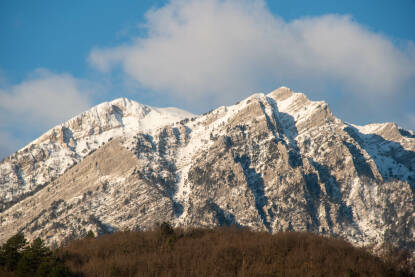 Planina Čvrsnica Planina Čvrsnica pod snijegom i oblacima.