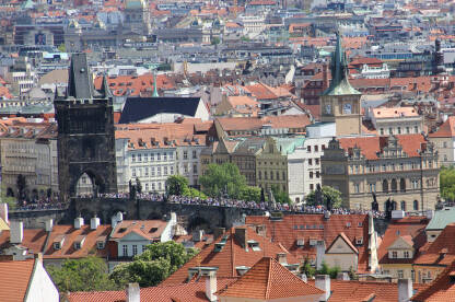 Pogled na Karlov most sa Praškog zamka "Zlatna"prijestonica Češke, Prag jedna je od omiljenih destinacija za turiste. Posebna atrakcija je Praški zamak koji, osim što je znamenitost sama za sebe, nudi pogled na cijeli grad.