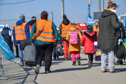 Izbjeglice iz Ukrajine Izbjeglice iz Ukrajine na granici sa Slovačkom. Žene i djeca bježe od rata u Ukrajini. Volonteri na granici Slovačka-Ukrajina pomažu izbjeglicama.