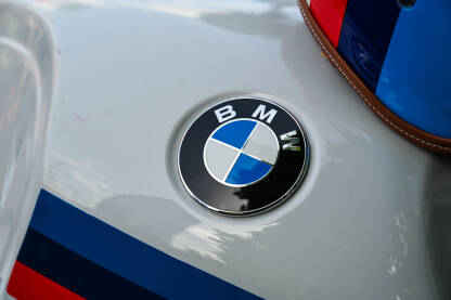 MW znak na motociklu. MW znak na motociklu. Logo. Bayerische Motoren Werke. Njemački proizvođač luksuznih automobila i motocikala.