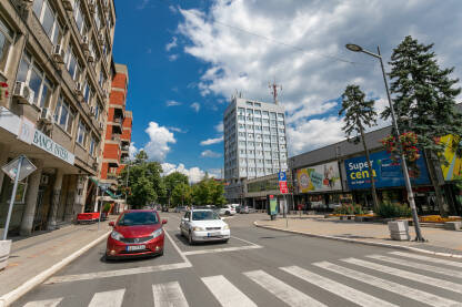 Valjevo: najprometnija gradska raskrsnica i trg, zgrada Opštine i robna kuća