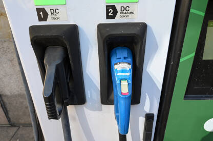 Brza stanica za punjenje električnih vozila. Brza stanica za punjenje električnih vozila sa CCS i CHAdeMO konektorima. Stanica za punjenje električnih vozila sa više konektora.