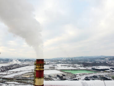 DJI_0717 Zagađenje zraka iz tvornice. Snimak dronom na industrijski kompleks. Fabrički dimnjaci ispuštaju zagađen plin. Industrijsko onečišćenje vazduha.