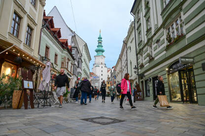 Bratislava, Slovačka: Ljudi šetaju ulicom. Bratislava, Slovačka: Ljudi šetaju ulicom. Zgrade u starom gradu.