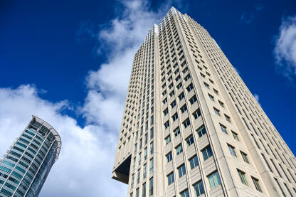 Moderni visoki neboderi u Rotterdamu, Nizozemska. Moderna arhitektura. Visoka zgrada.