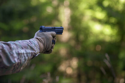 Vojnik nišani pištoljem Vojnik nisani pistoljem