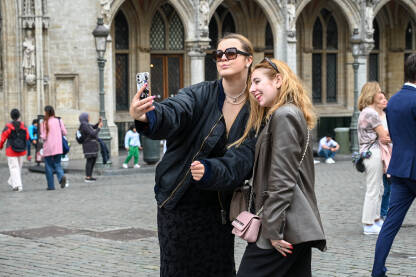 Turisti prave selfie na ulici. Turisti prave selfie na ulici.