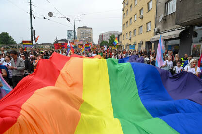 Sarajevo: Povorka ponosa 2024. LGBTIQ zastave i transparenti. Sarajevo: Povorka ponosa 2024. LGBTIQ zastave i transparenti. Ljudi na protestu na ulici.