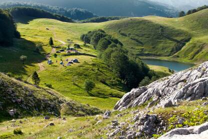 Nacionalni park Sutjeska, Zelengora Nacionalni park Sutjeska nalazi se na teritoriji općina Foča, Gacko i Kalinovik i najstariji je nacionalni park u Bosni i Hercegovini.
Zelengora i Orlovačko jezero