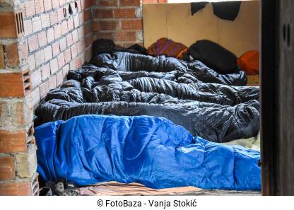 Migranti spavaju u vrećama Migranti i izbjeglice spavaju u vrećama u napuštenoj zgradi. Ljudi u vrećama za spavanje. Skvot u Bihaću. Dom penzionera iznutra.
