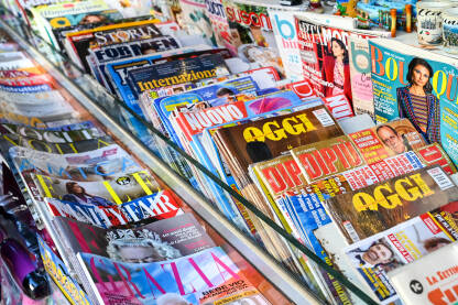 Dnevne i sedmične novine na kiosku Dnevne i sedmične novine na kiosku. Časopisi izloženi u trgovini. Kiosk s novinama u Italiji.