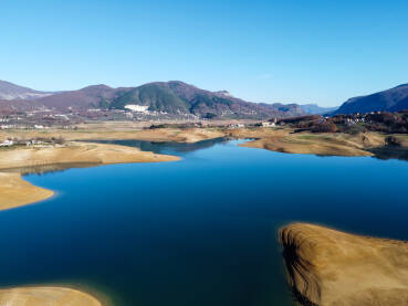 Ramsko jezero, Prozor, Bosna i Hercegovina. Snimak dronom umjetnog jezera u prirodi. Prekrasna plava voda na jezeru u jesen.
