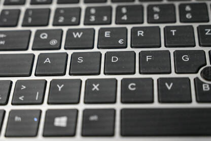Tastatura na laptopu. Tastatura na laptopu. Slova na tastaturi.
