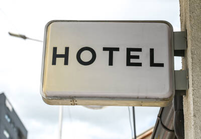 Znak hotel ulazu u objekt. Simbol hotela. Natpis hotel.