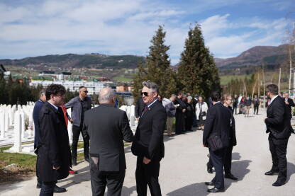 Zeljko Komsic Zeljko Komsic razgovara sa bivsim visokim predstavnikom Valentinom Inzkom
