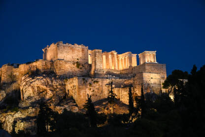 Akropol u Atini, Grčka. Zgrada Partenona noću. Svjetska UNESCO baština.