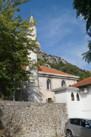 Žabljak džamija Žabljak džamija nalazi se u Ljubuškom, i druga je po starosti. Nalazi se na padinama brda Butorovice.