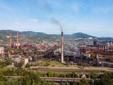 DJI_02771 Željezara Zenica, BiH. Snimak dronom na industrijski kompleks. Tvornički dimnjak ispušta dim u okoliš.
