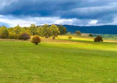 Oblačno nebo iznad livada u Bosanskom Petrovcu.