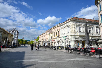 Slavonski Brod, Hrvatska: Ljudi šetaju ulicom. Zgrade u centru grada. Slavonski Brod, Hrvatska: Zgrade u centru grada. Ljudi šetaju ulicom.