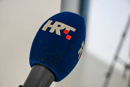 Mikrofon sa HRT logom na medijskom događaju. HRT televizijski mikrofon za izvještavanje. Hrvatska radio televizija.