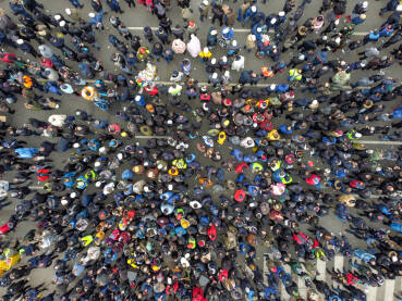 Grupa ljudi na ulici, snimak dronom. Grupa ljudi na ulici, snimak dronom.