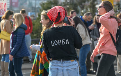 Studenti blokiraju ulicu u Beogradu. Studentske blokade. Djevojka sa natpisom BORBA na majici.