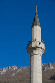 Minaret džamije naspram plavog neba