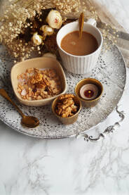 Granola, orasi i bijela kafa za doručak Granola sa orasima i bijelom kafom za doručak.