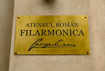 Tabla sa natpisom rumunske filharmonije. Filharmonijski orkestar George Enescu, smješten je u dvorani 	Romanian Athenaeum.