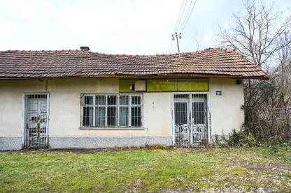 Stara urušena kuća u selu. Stara urušena kuća u selu. Napuštena kuća sa lokalnom trgovinom.