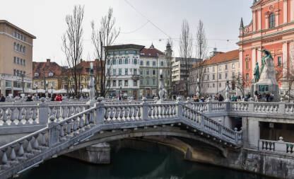 Centar Ljubljane, Slovenija. Tromostovlje u centru grada. Turistička atrakcija.