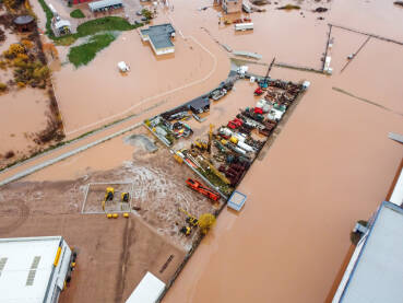 Poplave Poplave. Poplavljena industrijska zona. Izlivena rijeka Bosna.