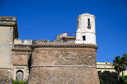 Nettuno, Italija: Utvrda na obali. Forte Sangallo ili Fortezza di Nettuno. Utvrđenje na Tirenskom moru. Stari zamak.