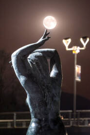 Statua Djevojka sa Une, Bihać Izlazak punog Mjeseca sa statuom djevojke sa Une