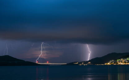 Munje iznad mora, Pelješki most Munje iznad mora. Grmljavinsko nevrijeme.