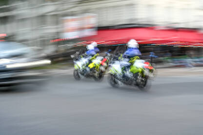 Zamućena fotografija policajaca na motociklima. Zamućena fotografija policajaca na motociklima. Policijska patrola na ulici u Parizu, Francuska.