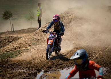 Motocross utrka Vozač cross motora tokom trke. Motocross trka. Takmičenje u vožnji cross motora.
