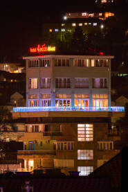 Hotel hecco deluxe u Sarajevu, snimljen noću.