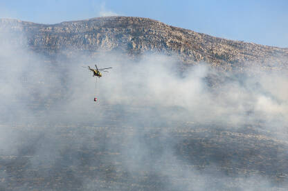 Vatrogasni helikopter Vojni helikopter sa korpom za gašenje šumskih požara