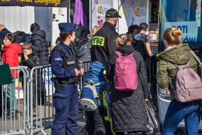 Žene i djeca, izbjeglice iz Ukrajine, u Poljskoj čekaju prevoz.
