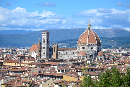 Firenca, Italija: Katedrala Santa Maria del Fiore. Firenca, Italija: Historijske zgrade u centru grada. Katedrala Santa Maria del Fiore. Popularna turistička destinacija. Panoramski pogled na stari grad Firencu.
