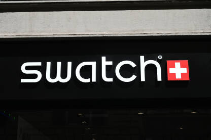 Swatch logo na trgovini. Swatch logo na trgovini. Švicarski proizvođač satova. Swatch simbol.