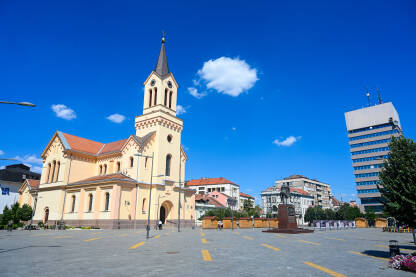 Zrenjanin Zrenjanin, Banat, Vojvodina, Srbija: Glavni trg i crkva u centru grada.