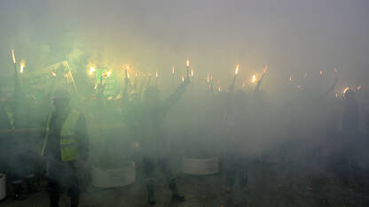 AK1_5580 Protesti rudara na ulici. Prosvjed rudara tokom antivladinog skupa u Sarajevu, BiH. Rudari drže banere, zastave i baklju na demonstracijama. Štrajkovi.