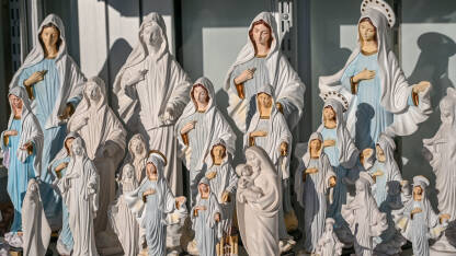Statue Djevice Marije Međugorje, Bosna i Hercegovina: Statue Djevice Marije. Kipovi Blažene Djevice Marije na prodaju u trgovini. Suveniri iz Međugorja, mjesta hodočasnika.
