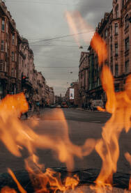 Pogled kroz vječnu vatru na ulicu Maršala Tita Šetnja Sarajevom uz povremeno stajanje radi pravljenja interesantnih uličnih fotografija.