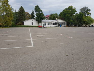 Parking mjesta ispred objekta CIPS Brčko Objekat Pododjeljenja za lična dokumenta u Brčkom, objekat CIPS-a;
Označena mjesta za parkiranje vozila u crvenoj zoni naplate; Trg pravde u Brčkom;